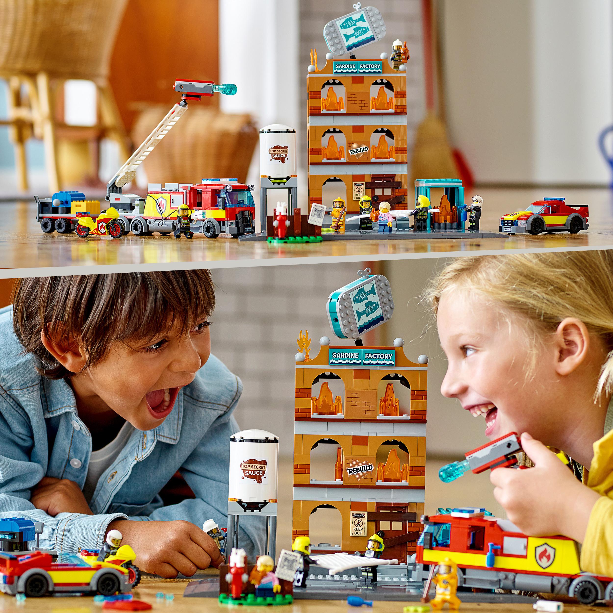 LEGO City Fire Vigili del Fuoco, Edificio con Fiamme, Camion dei Pompieri Giocat 60321, , large