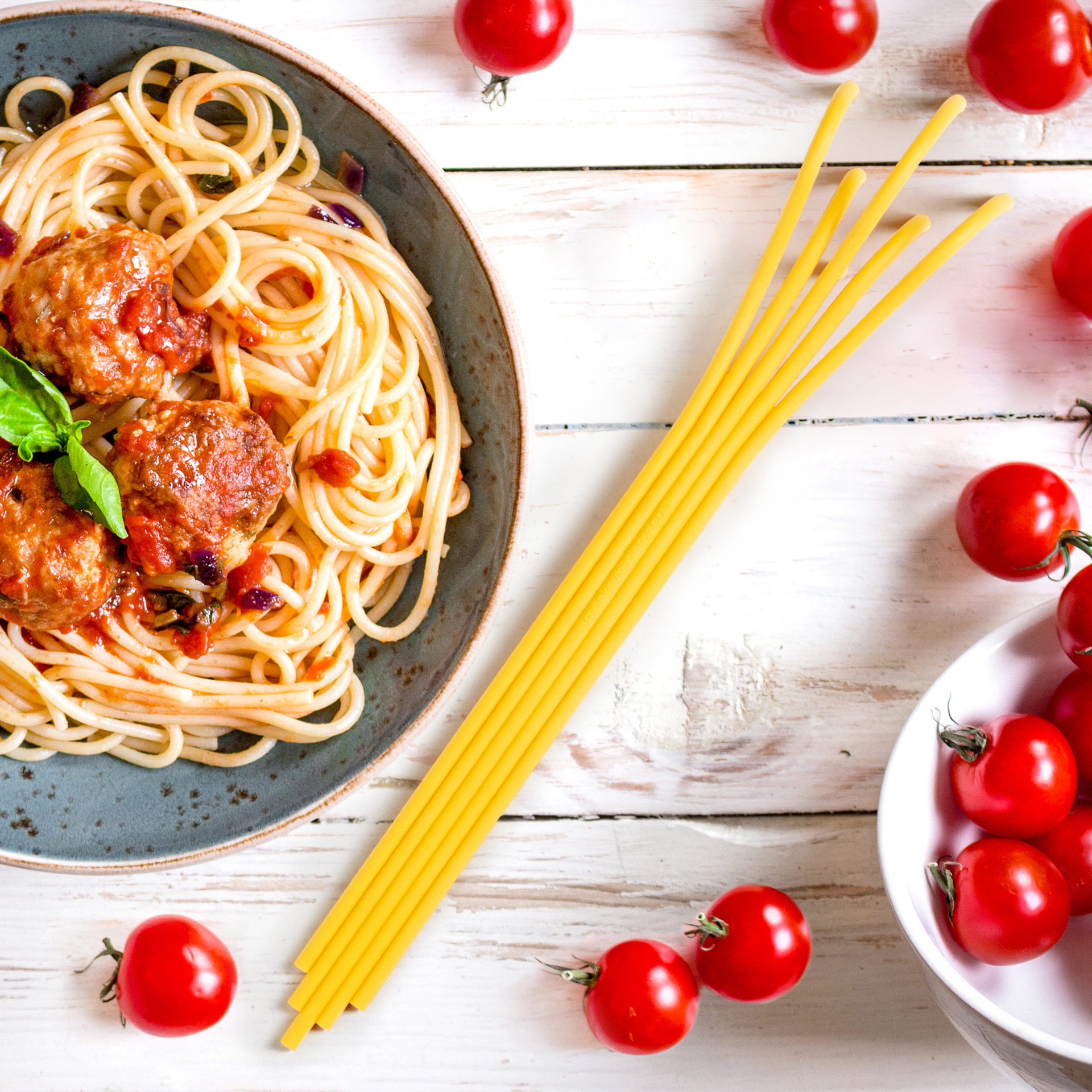 Servi pasta a forma di spaghetti, , large