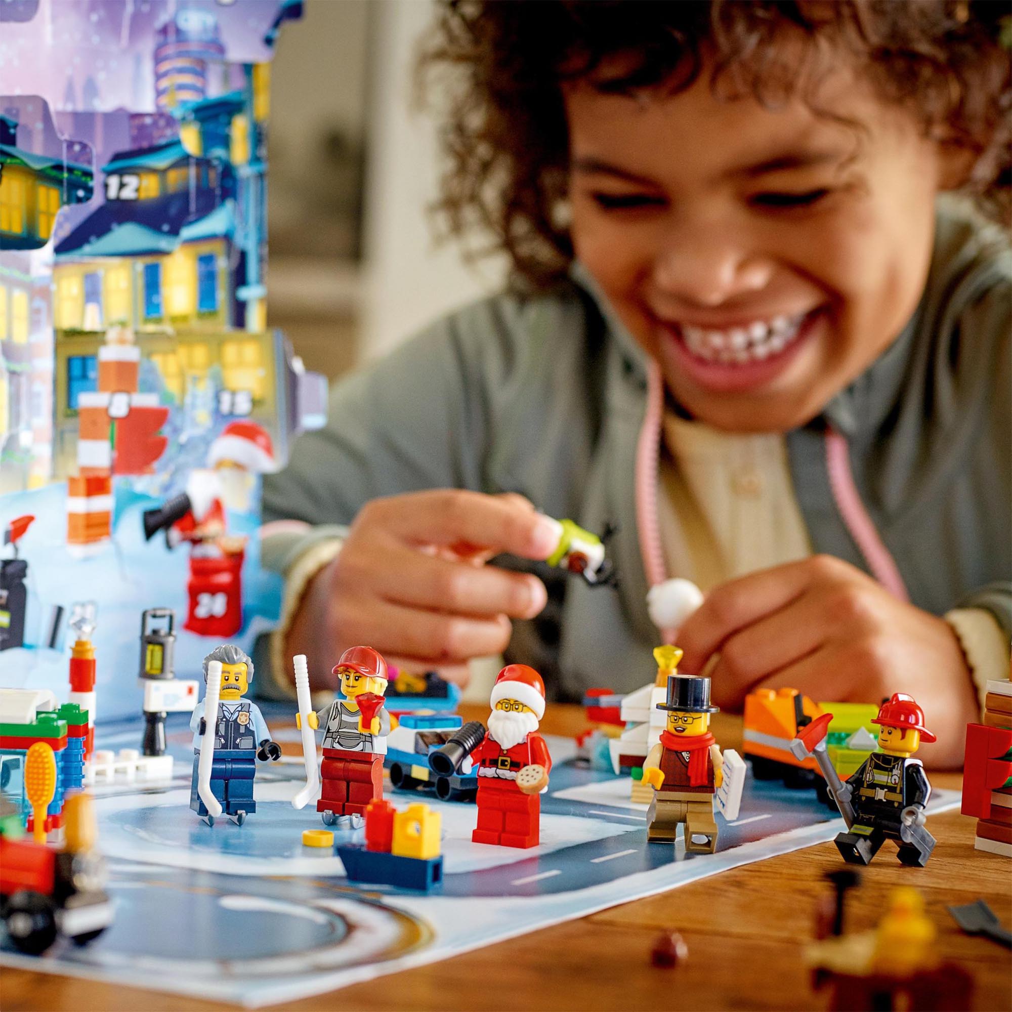 LEGO City Calendario dell'Avvento 2021, Giocattoli Natalizi per Bambini dai 5 A 60303, , large
