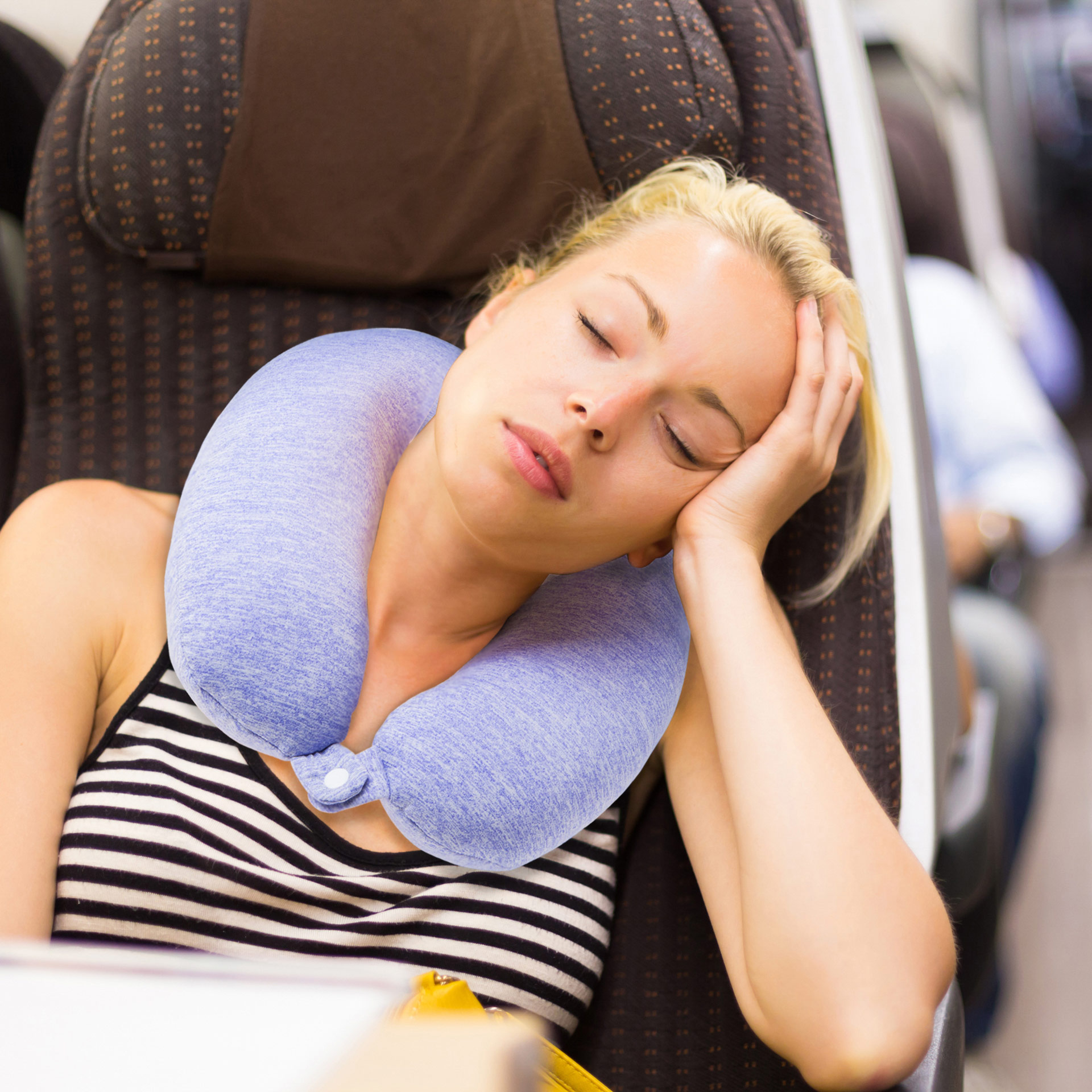 Una signora di dormire su un passeggero aereo usando un cuscino di collo  Foto stock - Alamy